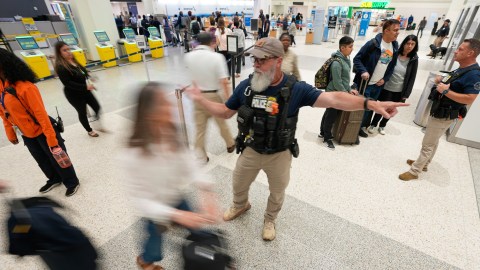 ice-detained-more-than-800-immigrants-delivered-by-tsa-at-airports