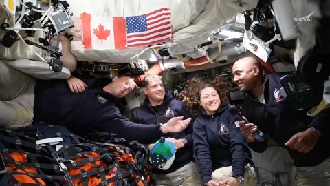 how-much-money-do-artemis-ii-astronauts-earn:-annual-salary