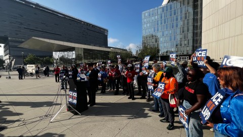 lapd-urged-to-comply-with-sanctuary-policies-in-los-angeles