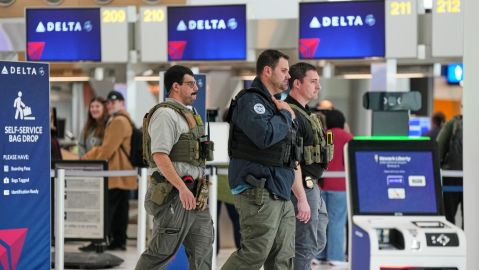 ice-begins-to-withdraw-from-airport-filters-after-supporting-the-tsa-due-to-lines