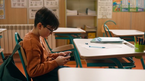 the-ban-on-cell-phones-in-class:-does-it-benefit-or-harm?