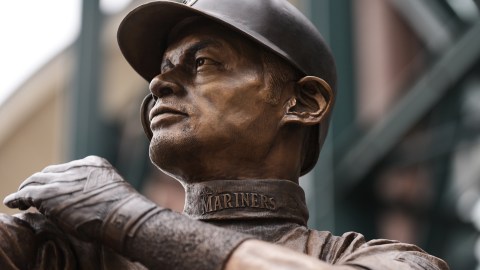 statue-of-ichiro-suzuki-breaks-when-revealed
