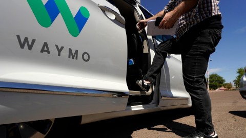 robotaxis-are-stopped-in-new-york-and-there-is-already-controversy