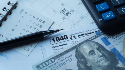 last-hours-to-file-taxes-with-the-irs:-should-i-request-an-extension?