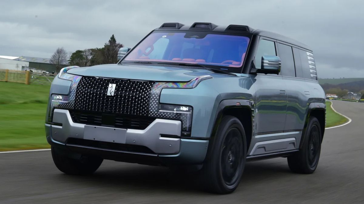 the-luxury-suv-that-defies-everything:-it-floats-and-turns-without-moving