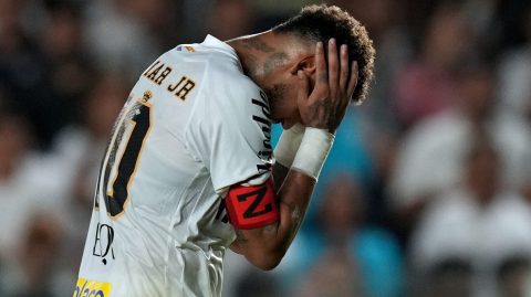 neymar-jr.-confronts-santos-fans-who-expressed-their-criticism