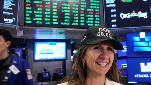 dow-jones,-s&p-500-and-nasdaq-soar-after-the-reopening-of-the-strait-of-hormuz