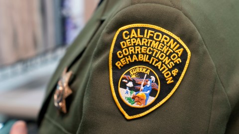 hispanic-prison-officer-faces-charges-for-drug-trafficking-in-los-angeles