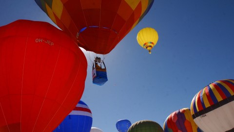 hot-air-balloon-lands-emergency-in-the-yard-of-a-house-in-riverside