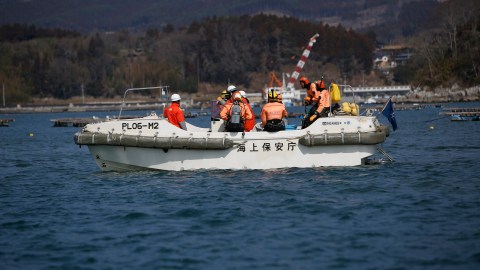 japan-withdraws-tsunami-warning-after-7.7-magnitude-earthquake