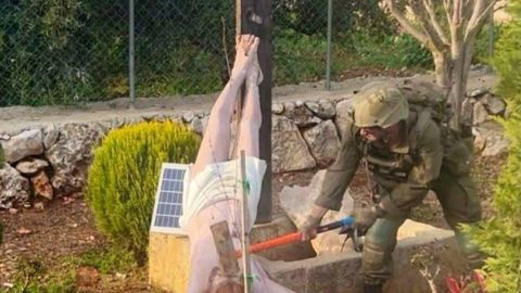 the-outrage-sparked-by-the-image-of-an-israeli-soldier-destroying-a-carving-of-jesus-christ-in-lebanon