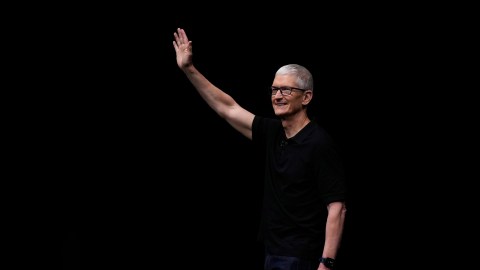 apple-announces-that-tim-cook-will-step-down-as-ceo-in-september;-john-ternus-takes-office
