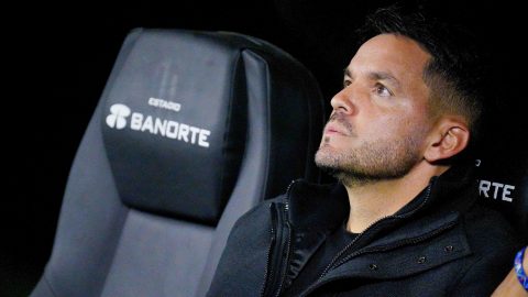andres-gudino-supported-nicolas-larcamon-on-the-cruz-azul-bench