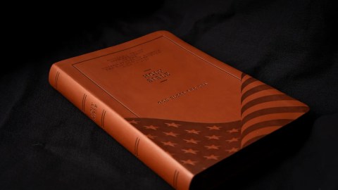 trump-reads-the-bible-in-the-midst-of-the-crisis-with-iran-and-tensions-with-pope-leo-xiv