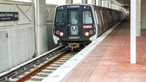 collision-between-train-and-work-vehicle-in-washington-leaves-11-injured-and-causes-delays-in-metro