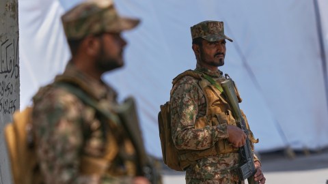 la-opinion-today:-trump-indefinitely-extends-the-ceasefire-against-iran