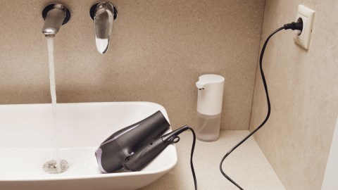 5-devices-that-you-should-never-leave-connected,-even-if-they-are-turned-off