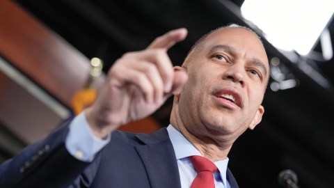 hakeem-jeffries-pushes-for-the-dismissals-of-the-secretary-of-defense-and-the-director-of-the-fbi