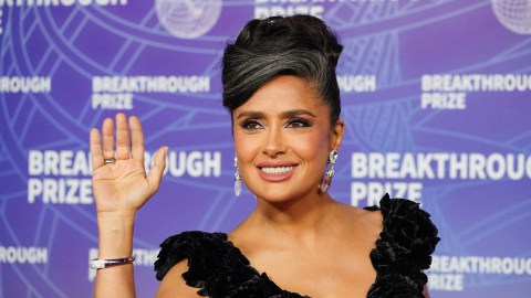 salma-hayek-surprises-by-proudly-showing-off-her-gray-hair-at-an-event