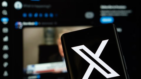 x-says-goodbye-to-communities-and-opts-for-group-chats