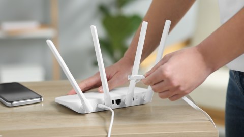 putting-a-coin-on-top-of-your-router:-the-viral-trick-that-promises-to-improve-the-quality-of-your-wifi-at-home