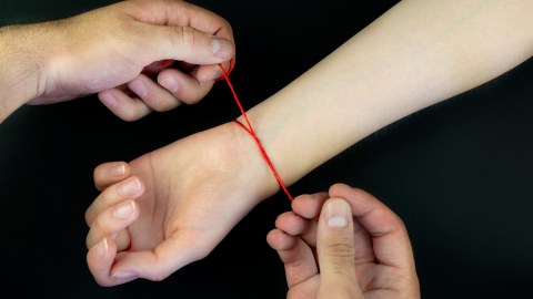 what-happens-if-a-red-bracelet-as-an-amulet-breaks:-the-spiritual-meaning