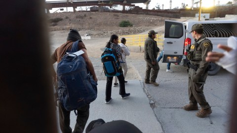 court-blocks-trump’s-order-to-prevent-immigrants-from-seeking-asylum-at-the-border-and-deport-them