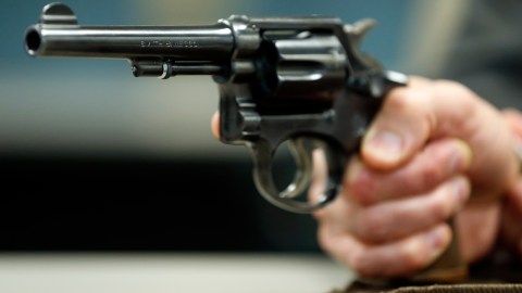 thieves-threaten-hispanic-family-with-shooting-in-los-angeles