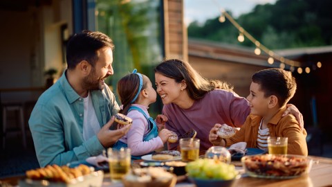 celebrating-mother’s-day-will-cost-4%-more-this-year,-according-to-wells-fargo-analysis