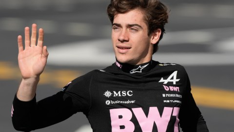 colapinto-at-the-miami-gp:-the-sign-that-excites-latin-followers