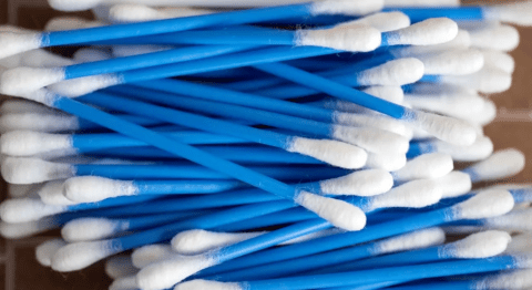 using-cotton-swabs-to-clean-the-ears-is-not-recommended