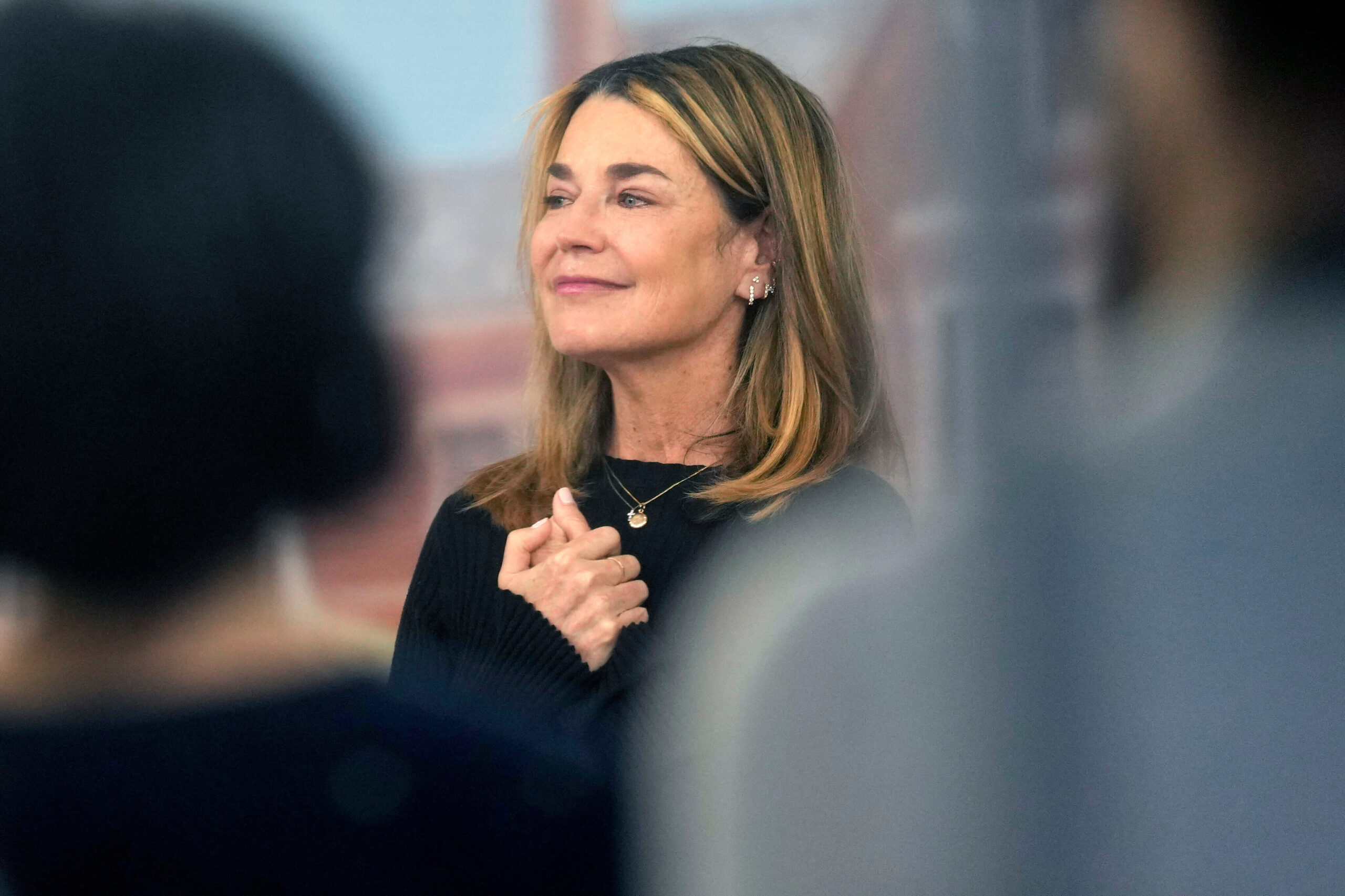 savannah-guthrie-breaks-down-in-tears-upon-returning-to-nbc-after-her-mother’s-disappearance