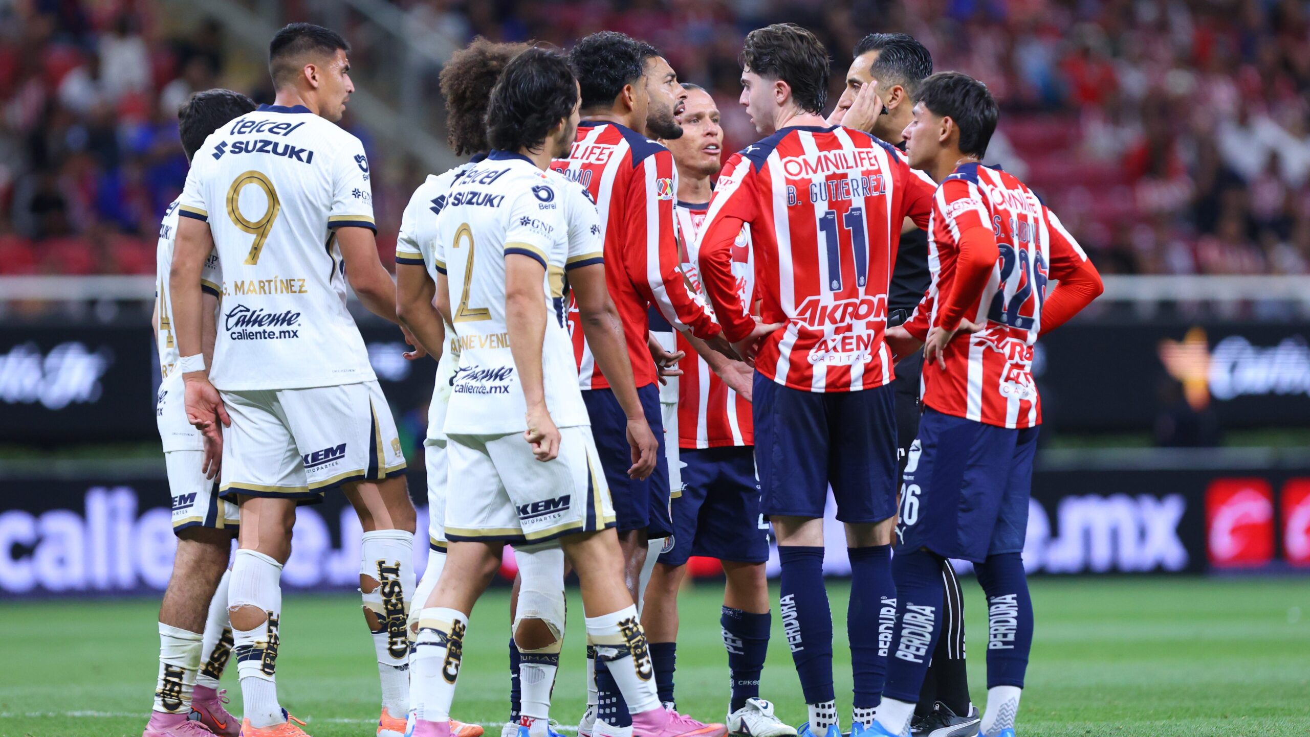 chivas-ties-pumas-at-the-last-minute-with-a-controversial-penalty-in-the-most-vibrant-match-of-the-day