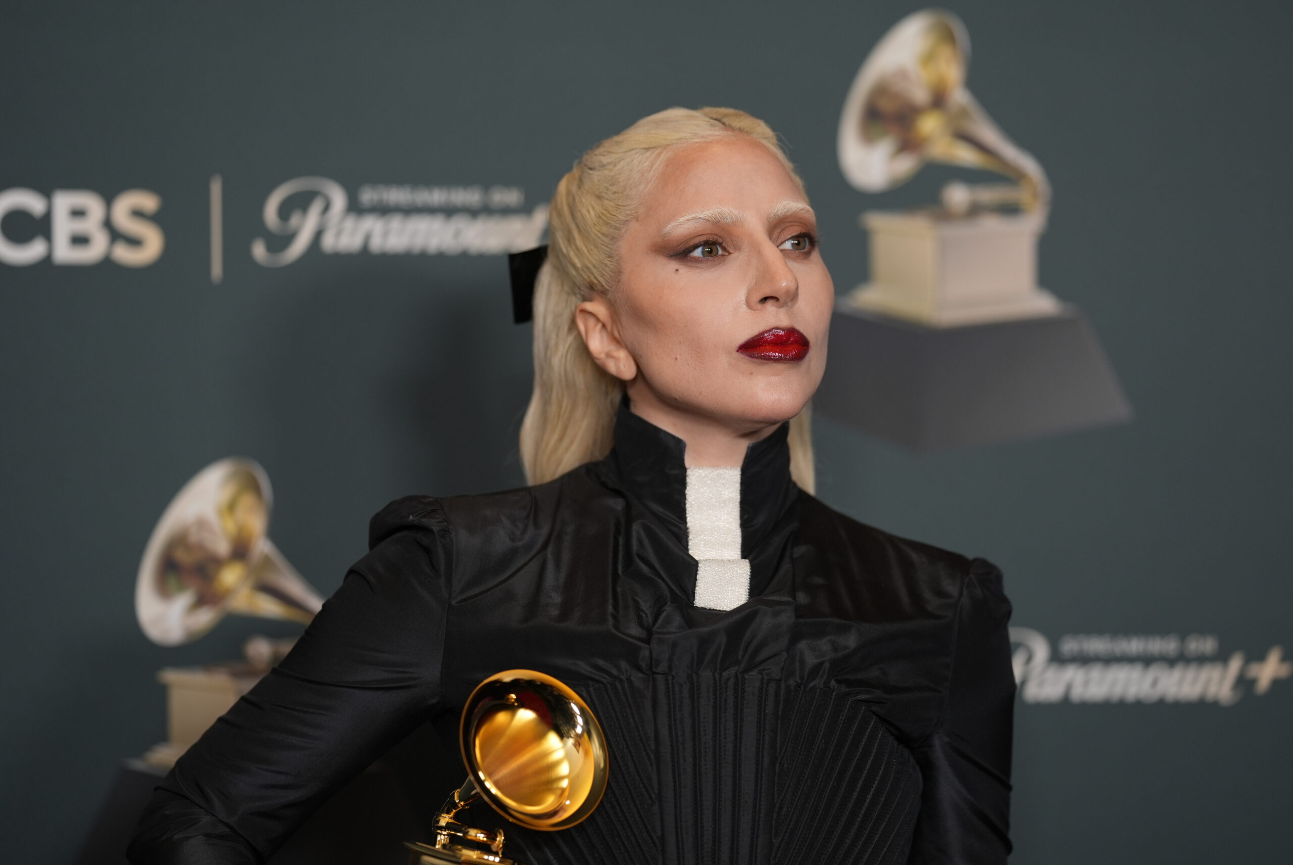 a-respiratory-infection-forces-girl-gaga-to-cancel-her-concert-in-montreal