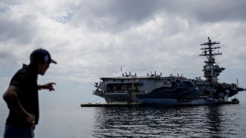 the-presence-of-a-us-aircraft-carrier-in-the-caribbean-increases-trump’s-pressure-on-cuba