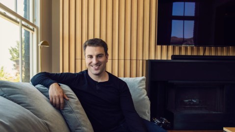 brian-chesky-tells-why-airbnb-left-the-“omit-accommodations”-motto-behind-and-how-he-is-preparing-for-the-man-made-intelligence-race