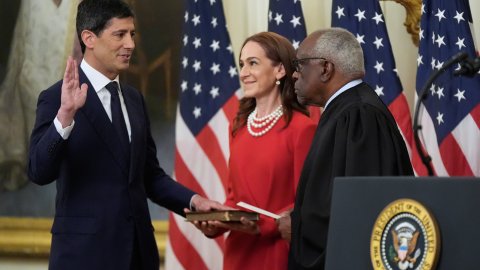 kevin-warsh-sworn-in-as-new-chairman-of-the-federal-reserve:-will-he-lower-interest-rates?
