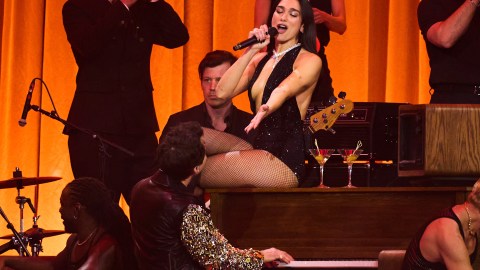 dua-lipa-surprises-in-her-new-live-album:-it-includes-“oye-mi-amor”-with-fher-de-mana