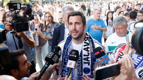 enrique-riquelme-gets-into-the-ring-against-florentino-perez:-candidate-for-the-elections-and-present-at-the-bernabeu
