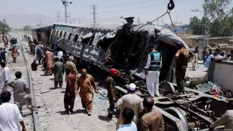 more-than-20-people-die-in-bomb-attack-on-train-in-pakistan