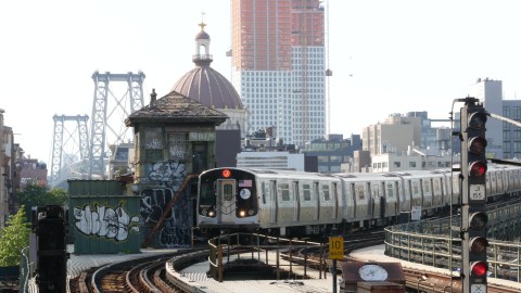 teenager-died-while-practicing-“subway-surfing”-on-the-williamsburg-bridge-in-new-york