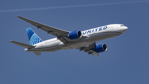 chaos-on-united-flight:-man-tried-to-open-the-plane-door-at-36,000-feet