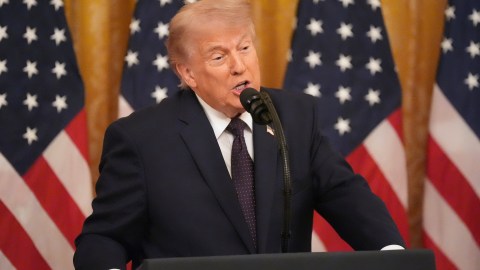 trump-affirms-that-negotiations-with-iran-are-“progressing-favorably”