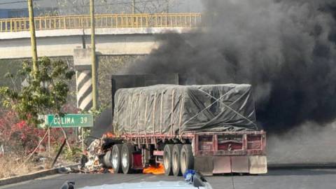 operation-in-colima,-western-mexico,-leaves-one-dead,-police-injured-and-blockades-with-trailers-set-on-fire