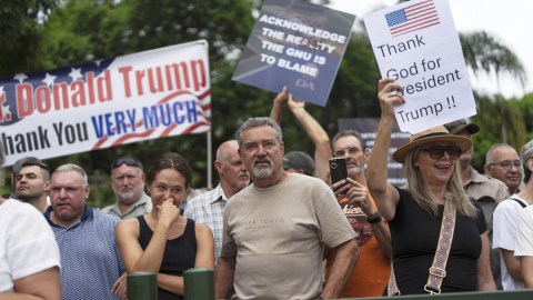 trump-raised-the-limit-to-receive-white-refugees-by-allowing-the-admission-of-10,000-south-africans