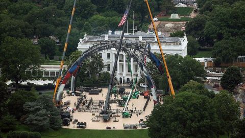 the-images-of-the-cage-that-trump-builds-in-the-white-house-for-an-unprecedented-mixed-martial-arts-fight