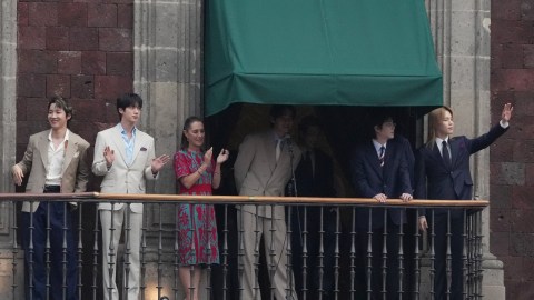 bts-releases-behind-the-scenes-footage-of-their-visit-to-the-national-palace-in-mexico
