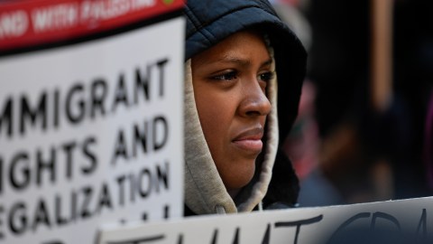 they-denounce-“inhumane”-conditions-against-migrants-detained-in-building-26-of-federal-plaza-in-ny