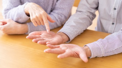 what-moles-on-your-hands-mean:-revelations-about-your-destiny