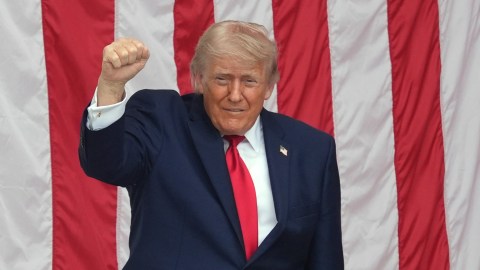 la-opinion-today:-trump-will-join-the-madness-of-the-original-york-knicks